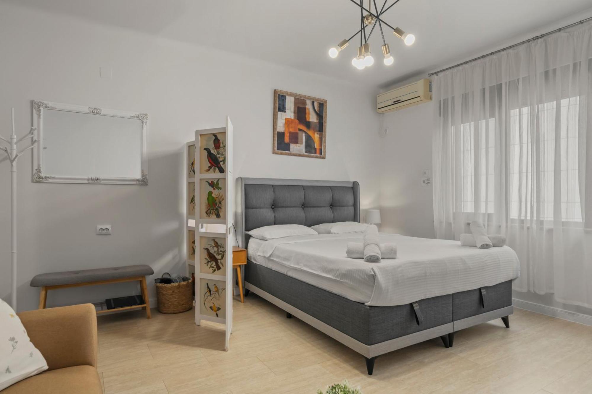 Upscale Studio, Walking Distance From The Old Town Bucarest Esterno foto