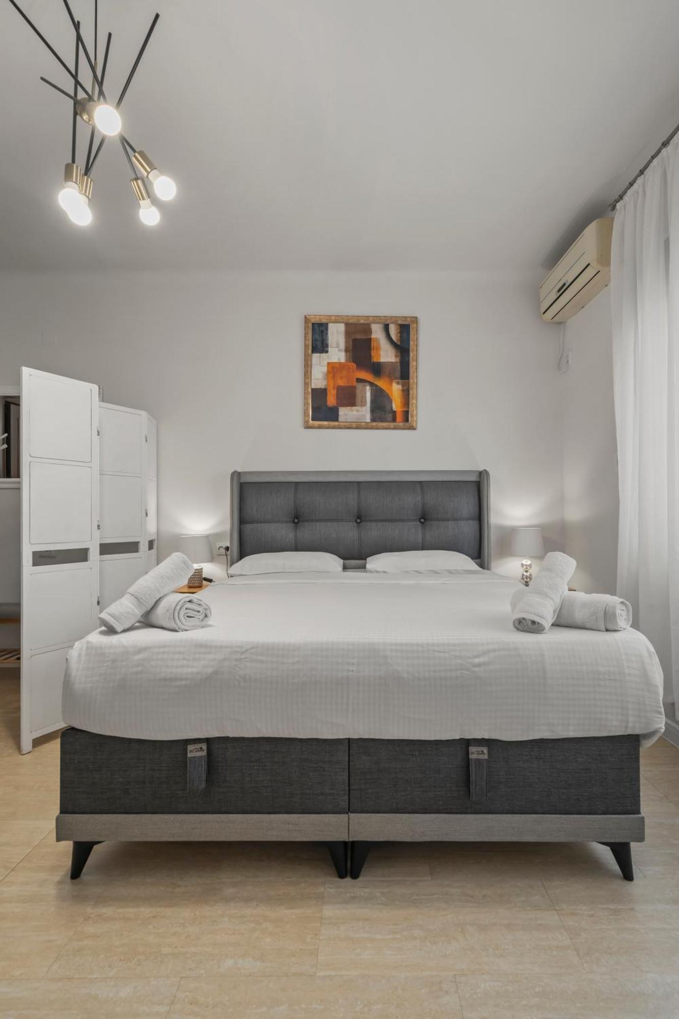 Upscale Studio, Walking Distance From The Old Town Bucarest Esterno foto