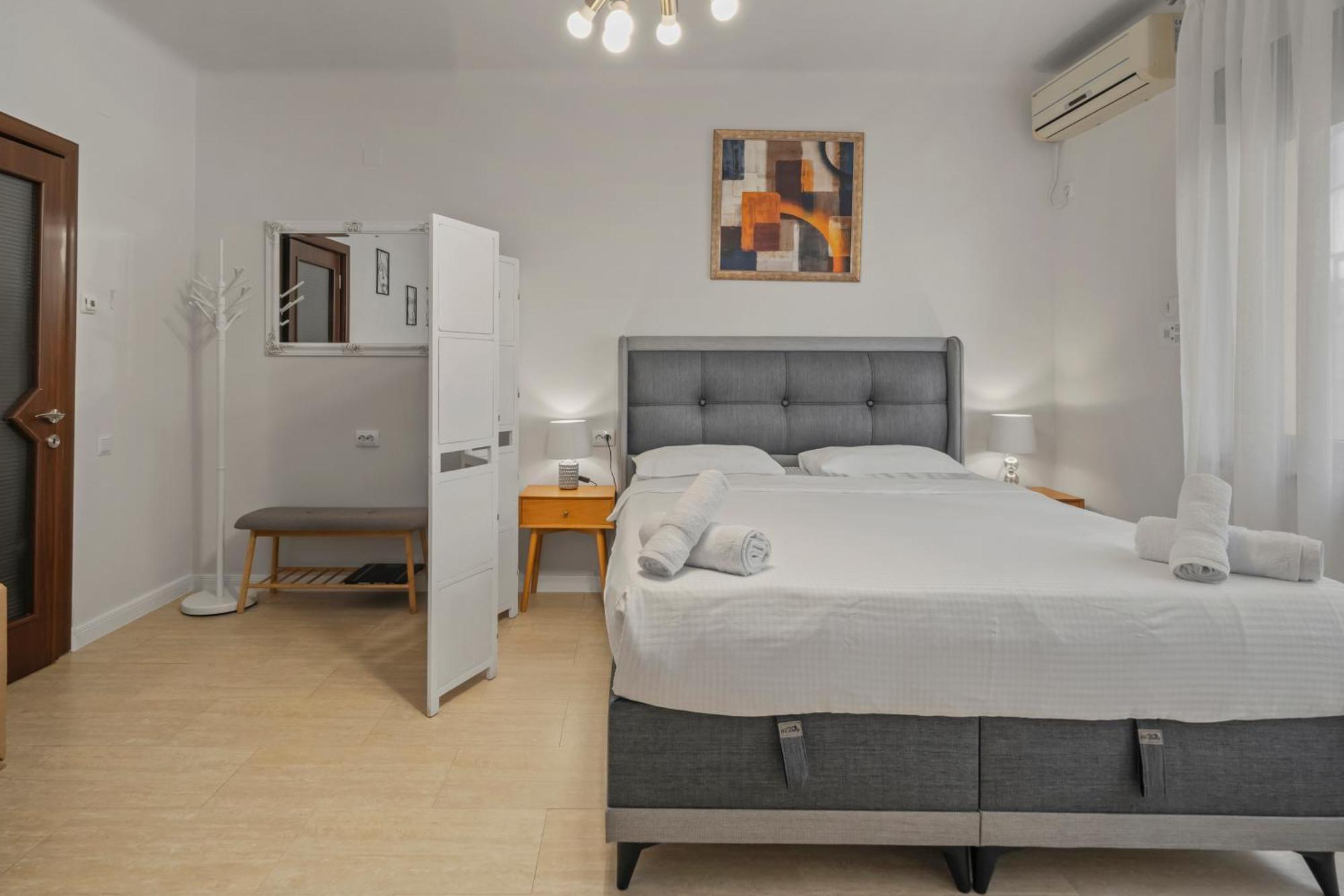 Upscale Studio, Walking Distance From The Old Town Bucarest Esterno foto